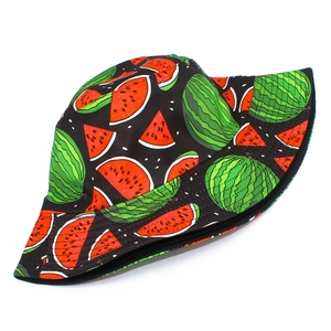 Vue détaillée d'un chapeau bob en coton avec motif pastèque rouge et vert sur toute la surface