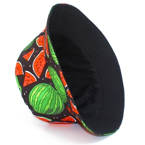 Gros plan du chapeau bob réversible avec motif pastèque et doublure intérieure noire