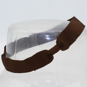 Nahaufnahme eines dunkelbraunen gerippten Ripsband-Stirnbands mit Schleifendekor