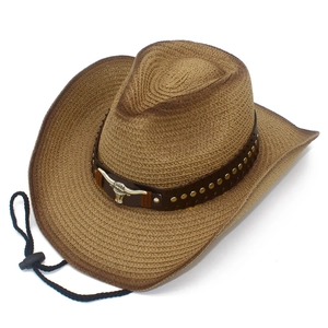 Detailansicht eines Cowboy-Strohhutes mit Lederband und silbernem Büffelkopf-Verzierung