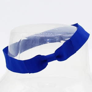 Detail eines dunkelblauen Haarbands mit Ripsbandschleife auf transparentem Kopf