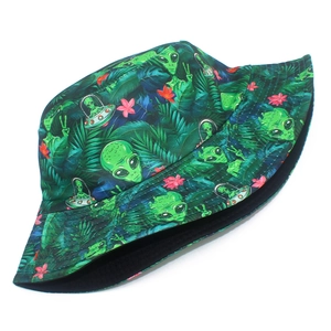 Dettaglio della stampa alieno e foglie tropicali su cappello alla pescatora