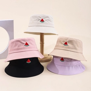 Detalle de bordado de sandía y cinco opciones de color para sombreros bucket de algodón