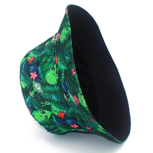 Dettaglio della stampa aliena e tropicale su un cappello a secchiello reversibile