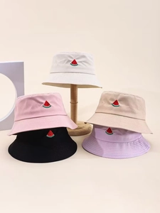 Detalle del bordado de frutas y costuras reforzadas en sombreros de pescador de colores