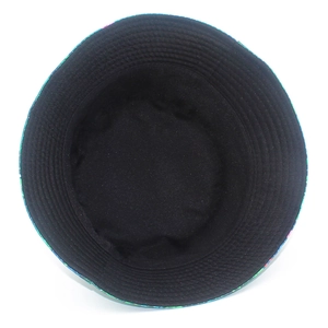 Vista dall'alto di un cappello da pescatore nero con bordo a fantasia su sfondo bianco puro