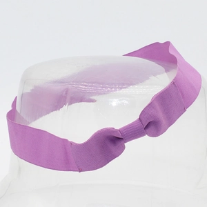 Elastisches lila Stirnband mit Schleife für Kinder auf transparentem Kopfmodell präsentiert