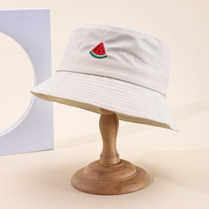 Sombrero de pescador minimalista de algodón beige con bordado de sandía