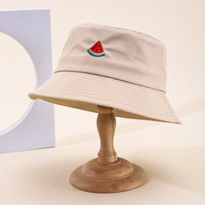 Sombrero de pescador beige de algodón con bordado de sandía en soporte de madera
