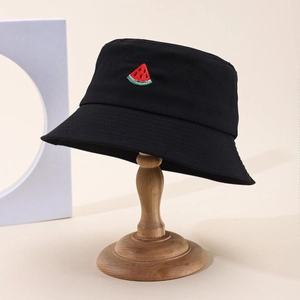 Sombrero bucket de algodón negro con bordado de sandía pequeña en soporte de madera