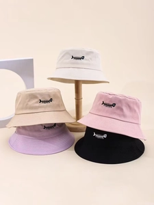Pila di cappelli alla pescatora in cotone colorato con ricamo a spina di pesce