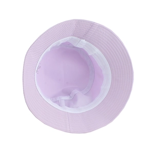 Detalle del interior del sombrero lavanda con banda para el sudor y costuras de alta calidad