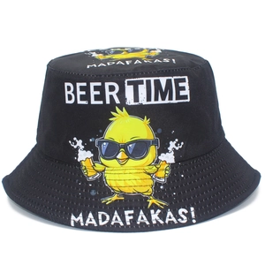 Klassischer schwarzer Anglerhut mit lustigem gelbem Bier-Küken-Druck und BEER TIME Text