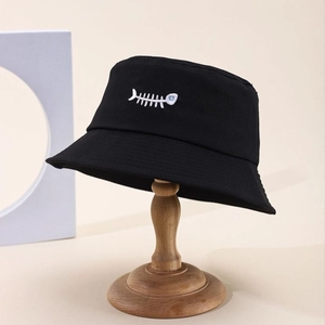 Cappello a secchiello retrò in cotone nero con ricamo a lisca di pesce su supporto