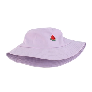 Detalle de un sombrero de sol lila con bordado de sandía y costuras de ala reforzada