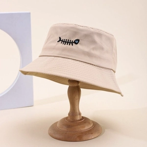 Cappello a secchiello in cotone beige con ricamo a lisca di pesce su supporto in legno per sole
