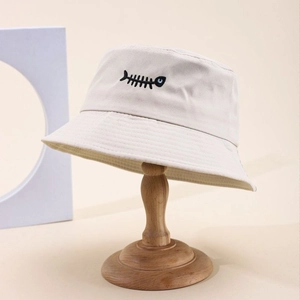 Cappello da pescatore crema con ricamo a lisca di pesce su supporto in legno vintage