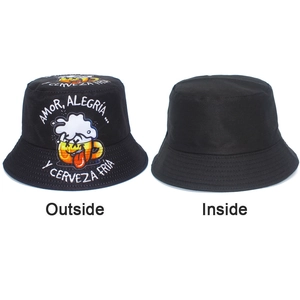 Detalle de gorro de pescador reversible negro con estampado de cerveza e interior