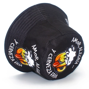 Sombrero de pescador negro con jarra de cerveza y eslogan AMOR ALEGRÍA Y CERVEZA FRÍA