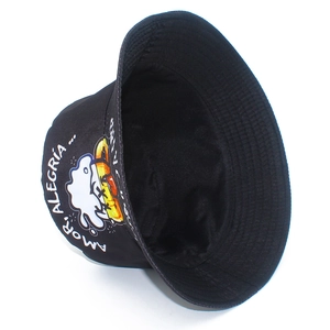 Detalle de gorro de pescador negro con estampado pop art colorido y frases en español
