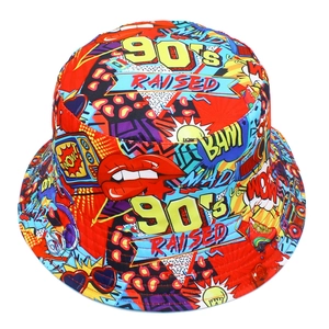 Πολύχρωμο καπέλο bucket pop art δεκαετίας '90 με κόκκινα χείλη και ρετρό σχέδια