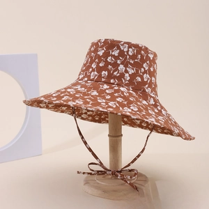 Dettaglio cappello parasole floreale color caramello con tesa larga e laccio sottogola