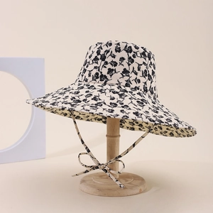 Dettaglio cappello a secchiello floreale a tesa larga con nastri decorativi abbinati