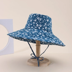 Dettaglio cappello da sole blu a fiori con tesa larga e laccetto sottogola coordinato