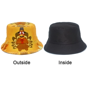 Détail du chapeau réversible montrant l'imprimé dinde orange et la doublure noire
