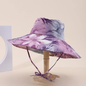 Cappello da sole floreale a tesa larga in tonalità viola e blu con laccetto sottogola