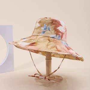Dettaglio cappello alla pescatora floreale con fiocco, accessorio per il sole