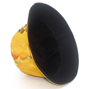 Détail d'un chapeau bob réversible avec imprimé dinde, extérieur jaune et intérieur noir