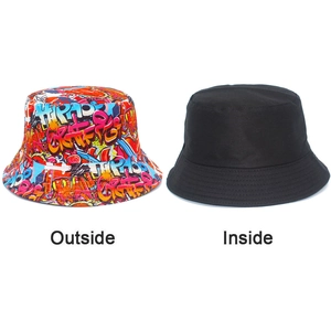 Détails du bob réversible avec imprimé graffiti coloré et face intérieure noire sobre