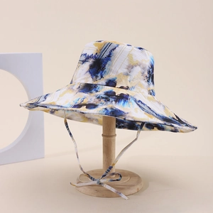 Dettaglio del cappello da sole a tesa larga con trama a pittura a olio blu e gialla