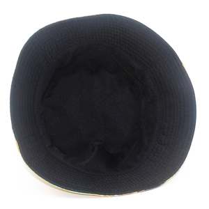 Détail intérieur du bob en coton noir montrant les coutures multiples sur le bord