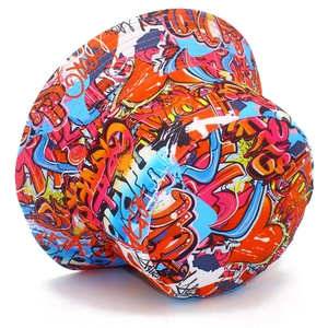 Détail du motif graffiti artistique et des coutures soignées sur ce chapeau bob coloré