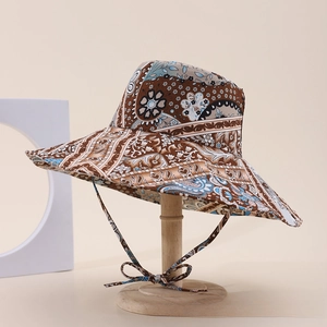 Dettaglio cappello da sole bohémien con tesa larga e cinturino regolabile