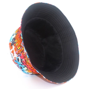 Détails de l'imprimé graffiti coloré et des coutures durables sur le chapeau bob