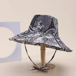 Vista macro dettagliata del motivo paisley bianco e nero su un cappello da sole