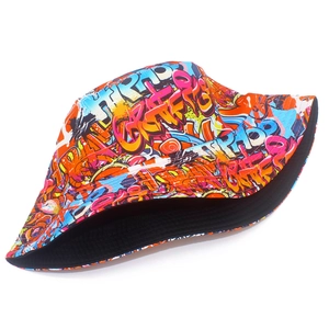 Détail d'un chapeau bob avec imprimé graffiti coloré et texte Hip Hop à large bord