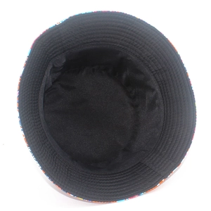 Vue intérieure du chapeau bob coloré avec doublure noire et détails d'imprimé vif