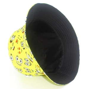 Detailansicht eines Wendelhutes mit gelbem SpongeBob-Print und schwarzer Innenseite