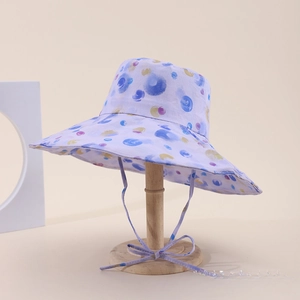 Dettaglio cappello parasole viola a tesa larga con pois colorati e laccetto sottogola