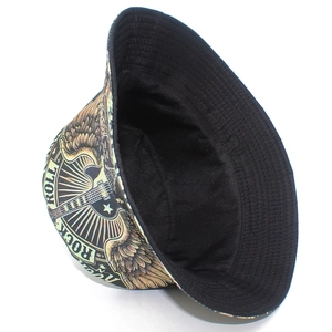 Dettaglio del cappello alla pescatora rock roll con stampe di chitarre elettriche e stelle