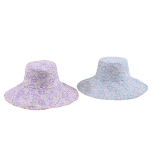 Dettaglio di due cappelli alla pescatora con motivo floreale in viola e verde chiaro