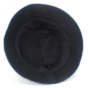 Dettaglio del cappello alla pescatora nero con cuciture rinforzate sulla tesa e interno