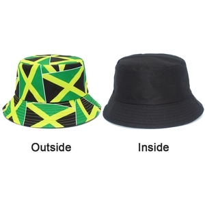 Détail du design réversible avec imprimé drapeau jamaïcain et intérieur noir uni
