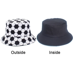 Dettaglio del cappello da pescatore reversibile con motivo a calcio e lato nero interno