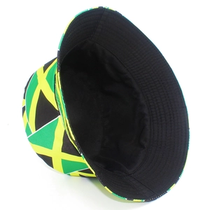 Vue détaillée du motif drapeau jamaïcain sur le dessus de ce bob de style hip-hop