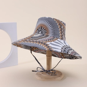 Dettaglio cappello parasole a tesa larga con stampa etnica e laccetto decorativo